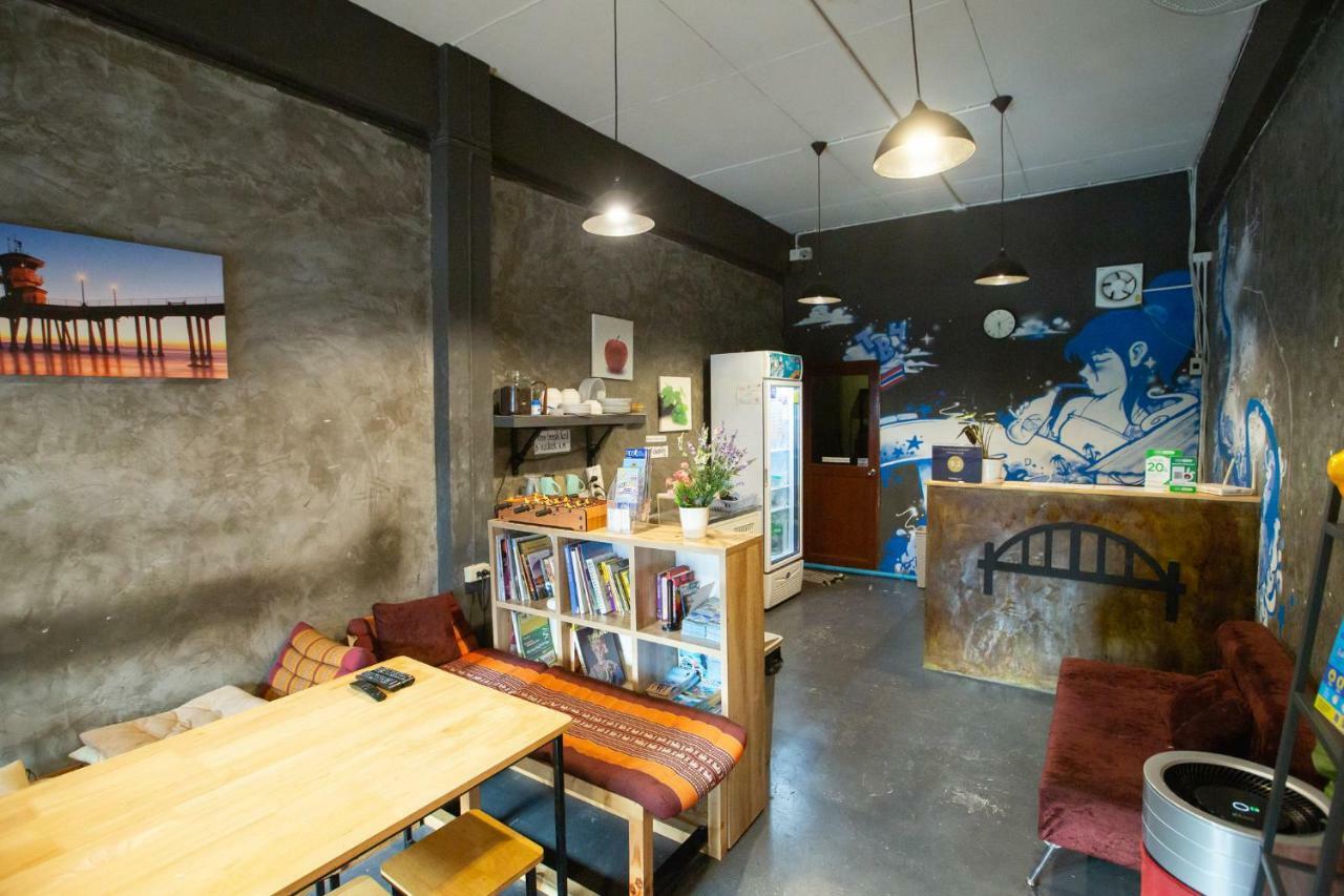 The Bridge Hostel Bangkok Exteriör bild