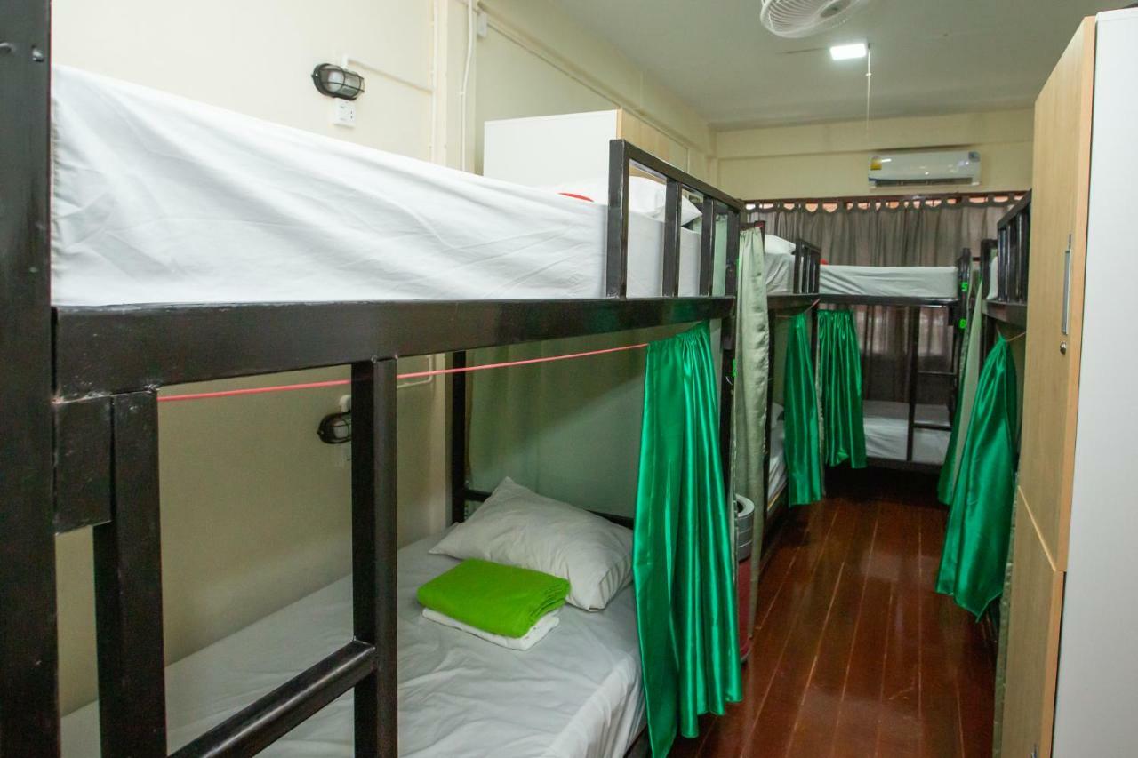 The Bridge Hostel Bangkok Exteriör bild